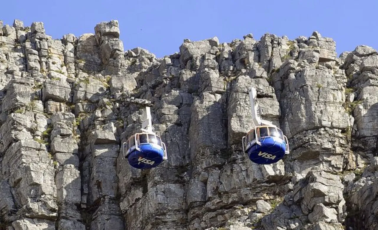 Cable Car Shuts Down as Two Hikers gets Stranded on Table Mountain
